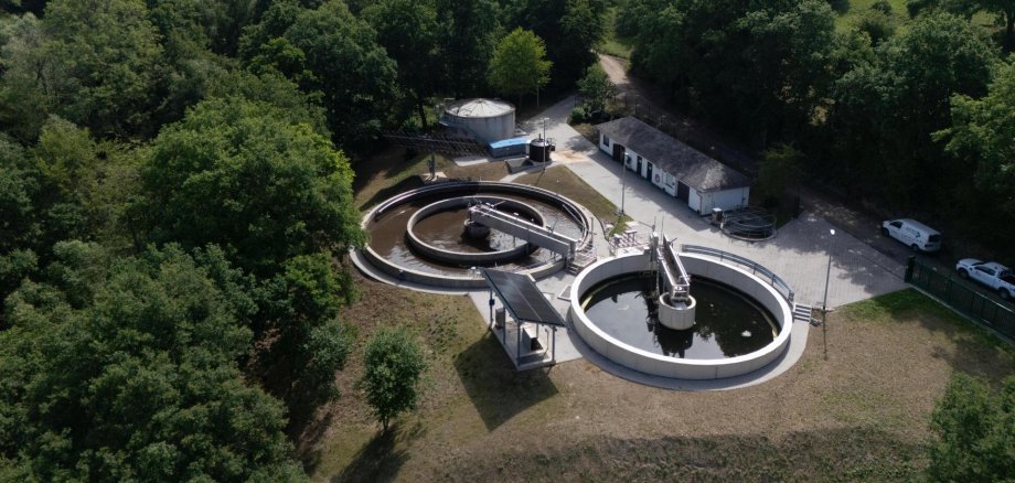 Luftbild der sanierten Kläranlage Bornich/Weisel