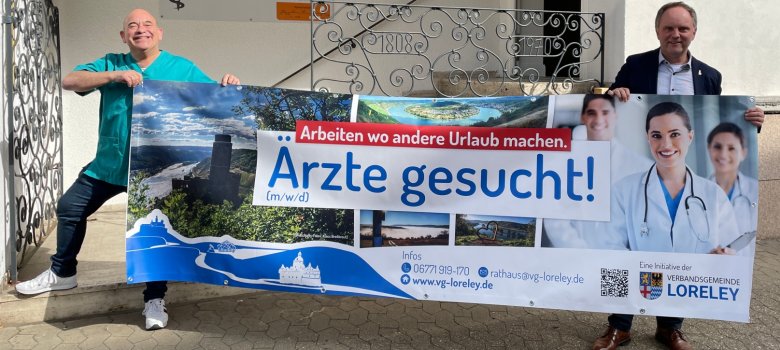 Arzt Molitor und Bürgermeister mit neuem Banner