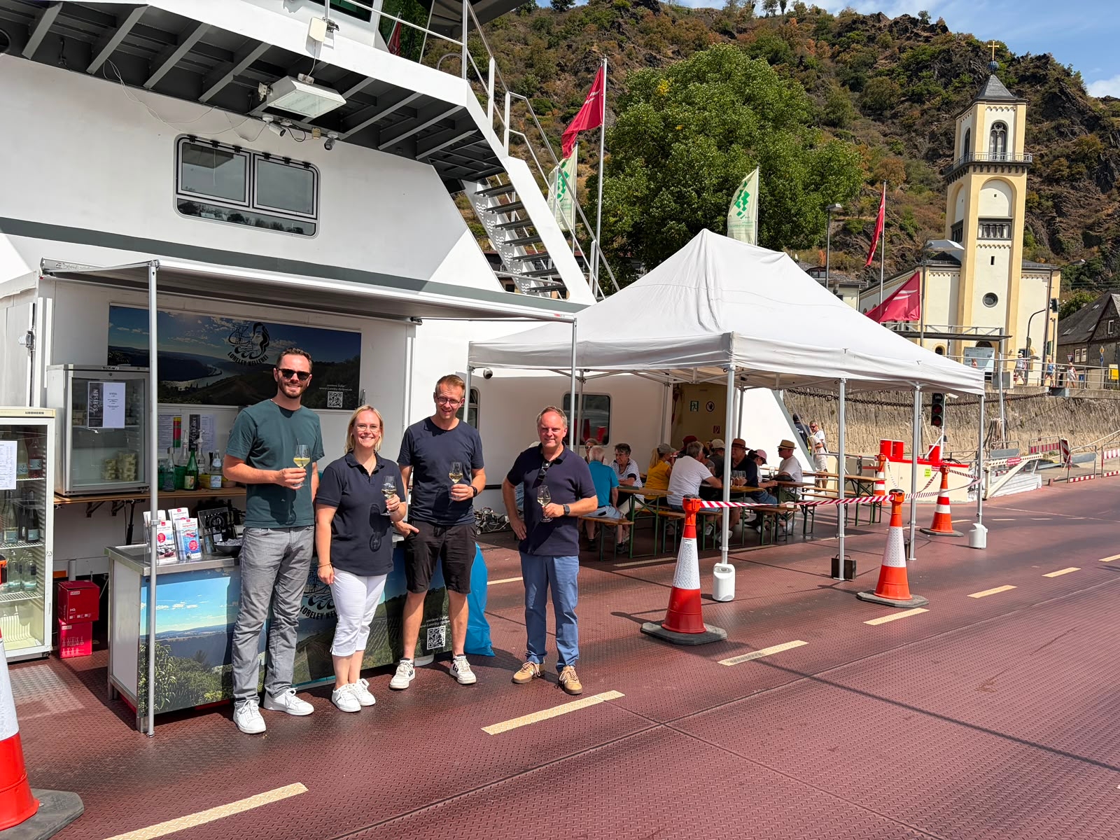 WeinFÄHRgnügen bei strahlendem Sonnenschein auf der Rheinfähre Loreley VI