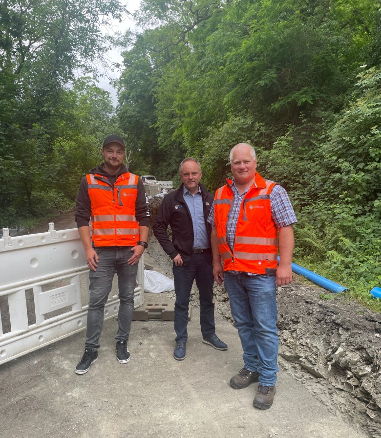 Gruppenfoto an der Baustelle zum Wasserleitungsbau