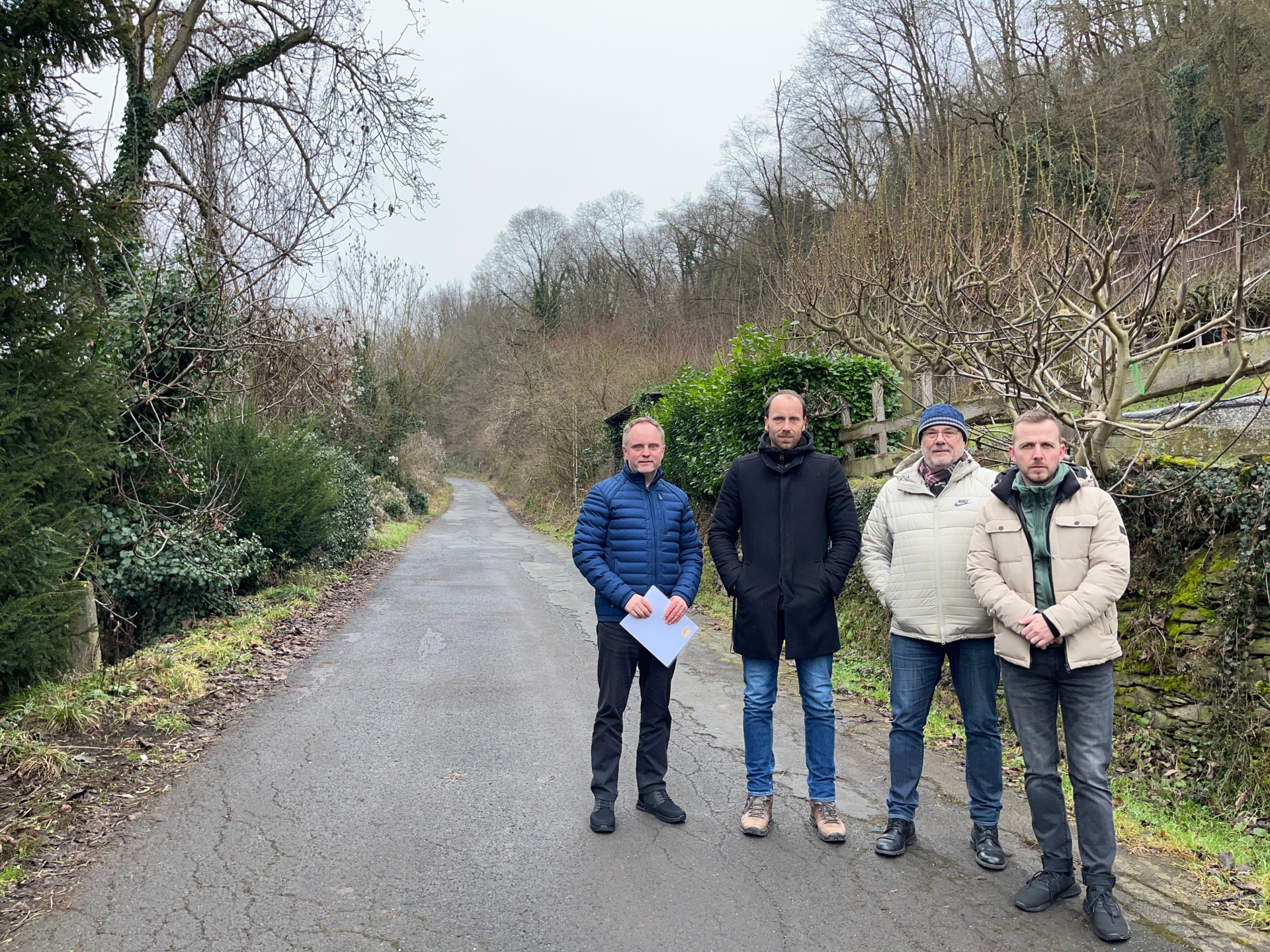 Gruppenfoto mit den Gemeindevertretern und Bürgermeister Mike Weiland.