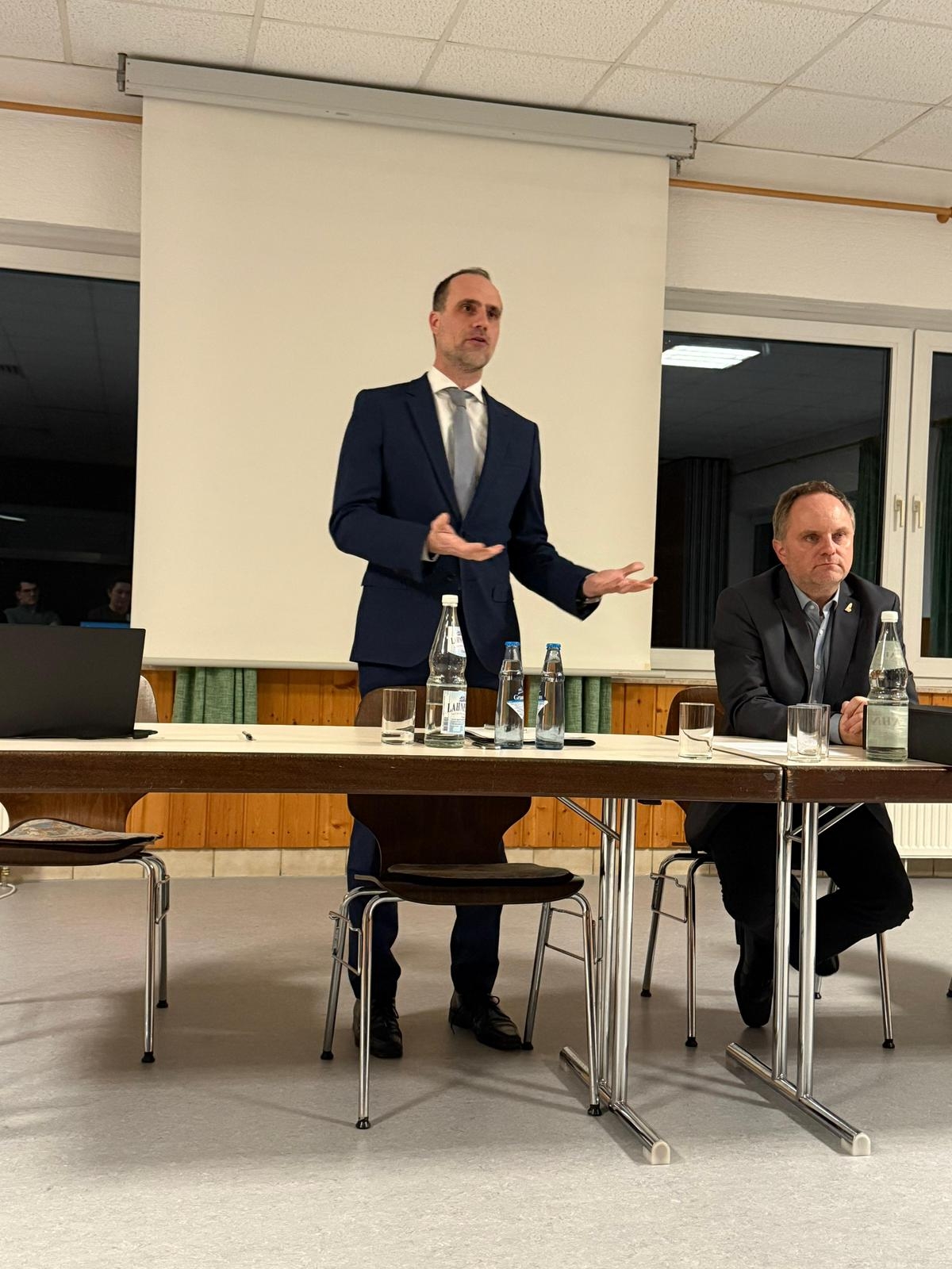 Staatsminister Clemens Hoch (links) und Bürgermeister Mike Weiland (rechts) beim 34. Zukunftsgespräch, das ganz im Zeichen der neuen Bestattungskultur in Rheinland-Pfalz stand