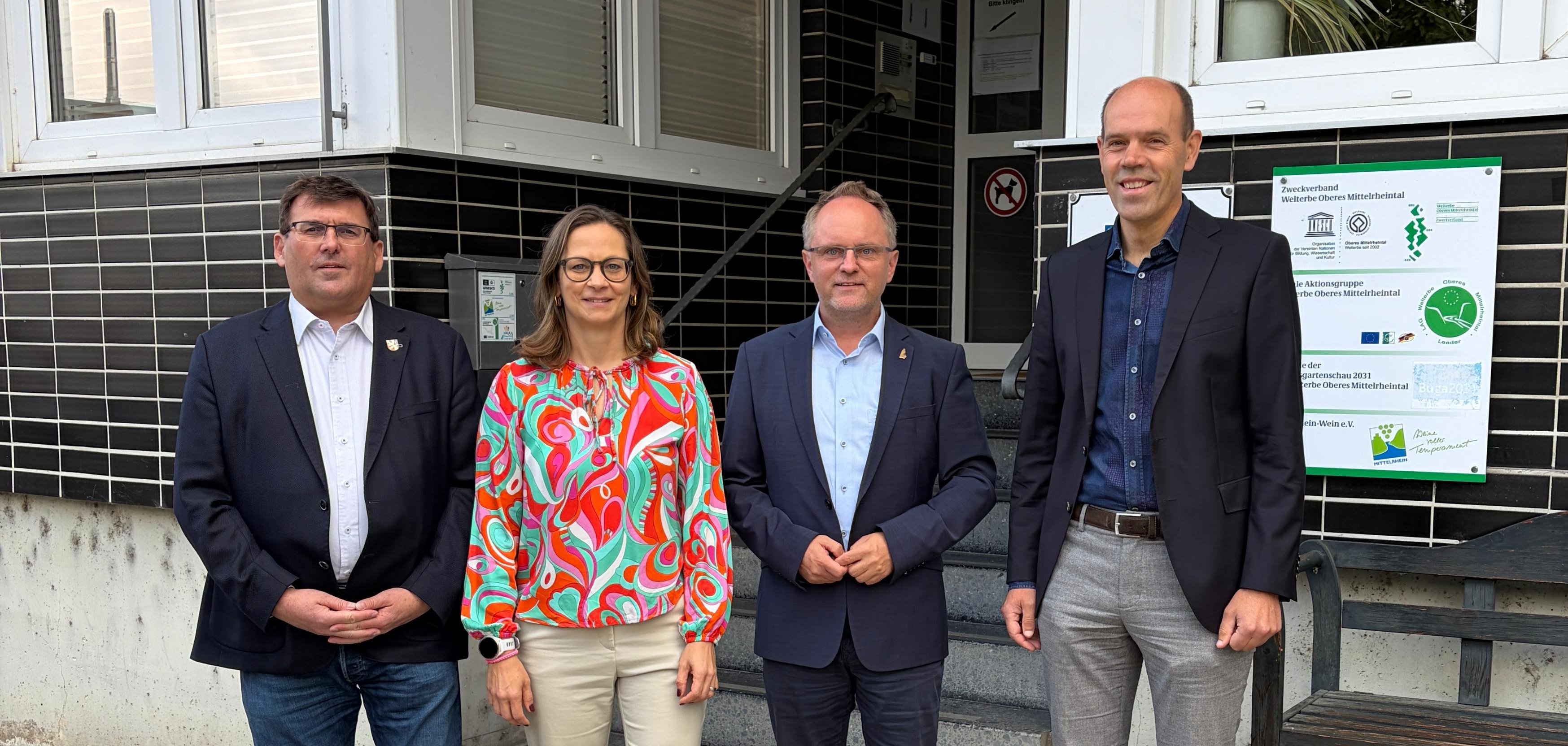 Gruppenbild vor dem Bürogebäude