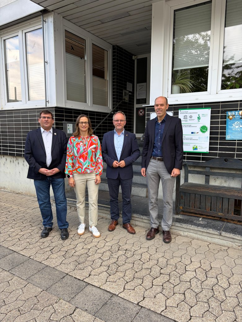 Bisheriges Bürogebäude bleibt Standort Gruppenbild vor dem Bürogebäude