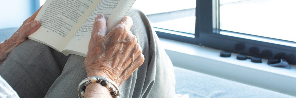Ältere Person liest