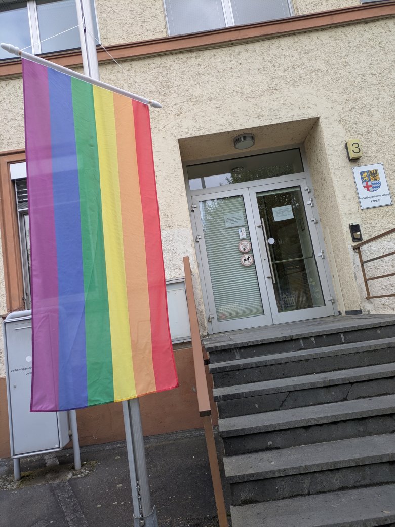 Regenbogenflagge vor dem Verwaltungsgebäude