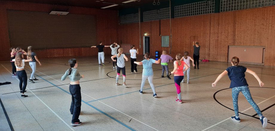 Einige Kinder beim Tanzen.