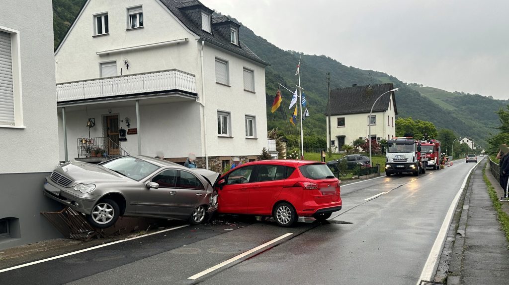 Das Bild zeigt einen Verkehrsunfall mit zwei Fahrzeugen und auslaufende Betriebsstoffe.