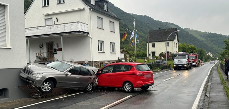 Das Bild zeigt einen Verkehrsunfall mit zwei Fahrzeugen und auslaufende Betriebsstoffe.