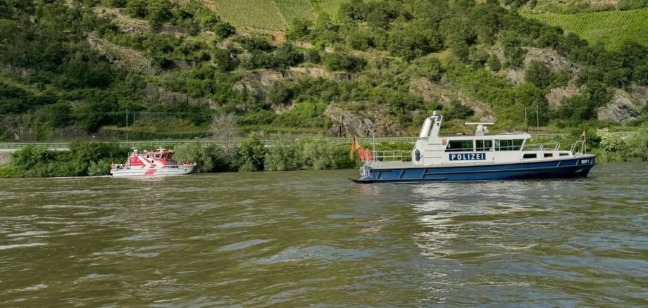 Das Bild zeigt das HLB Loreley der Feuerwehr Sankt Goarshausen sowie das Boot der Wasserschutzpolizei Sankt Goar im Einsatz.