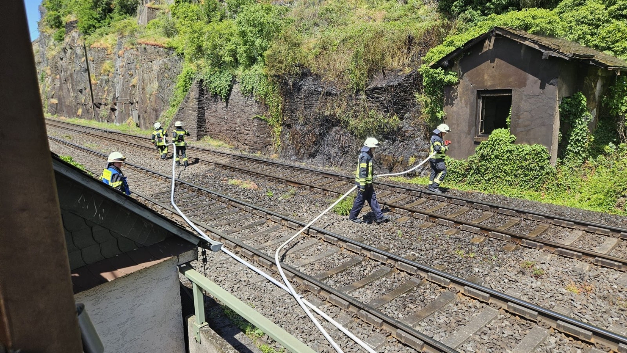 Das Bild zeigt die Feuerwehr im Einsatz, um den Brand zu löschen.