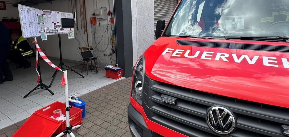 Das Bild zeigt die Einsatzleitung bei dem Einsatz