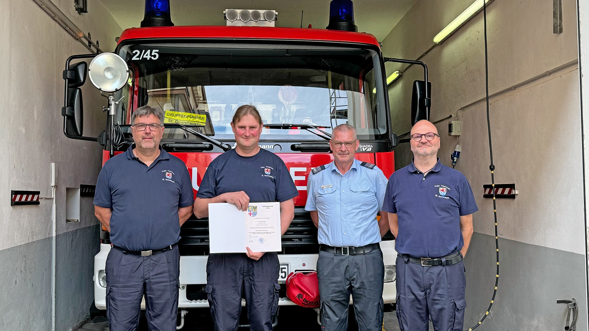 Das Bild zeigt die Wehrführung der Einheit Sankt Goarshausen um Wehrführer Dirk Jacoby und die Stellvertreter Samuel Rein und Günther Eschelbach. Jörg Preißmann (Wehrleiter) gratuliert Samuel Rein zur Wiederwahl.
