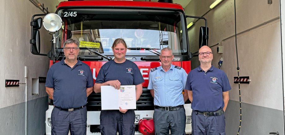 Das Bild zeigt die Wehrführung der Einheit Sankt Goarshausen um Wehrführer Dirk Jacoby und die Stellvertreter Samuel Rein und Günther Eschelbach. Jörg Preißmann (Wehrleiter) gratuliert Samuel Rein zur Wiederwahl.