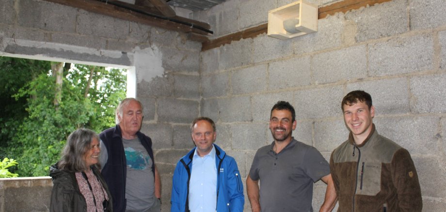 V.l.n.r. Die Naturschutzexperten Ursula und Manfred Braun, Bürgermeister Mike Weiland, Ralf Becker und Julian Becker vor einer im Stall angebrachten Nisthilfe für Rauchschwalben