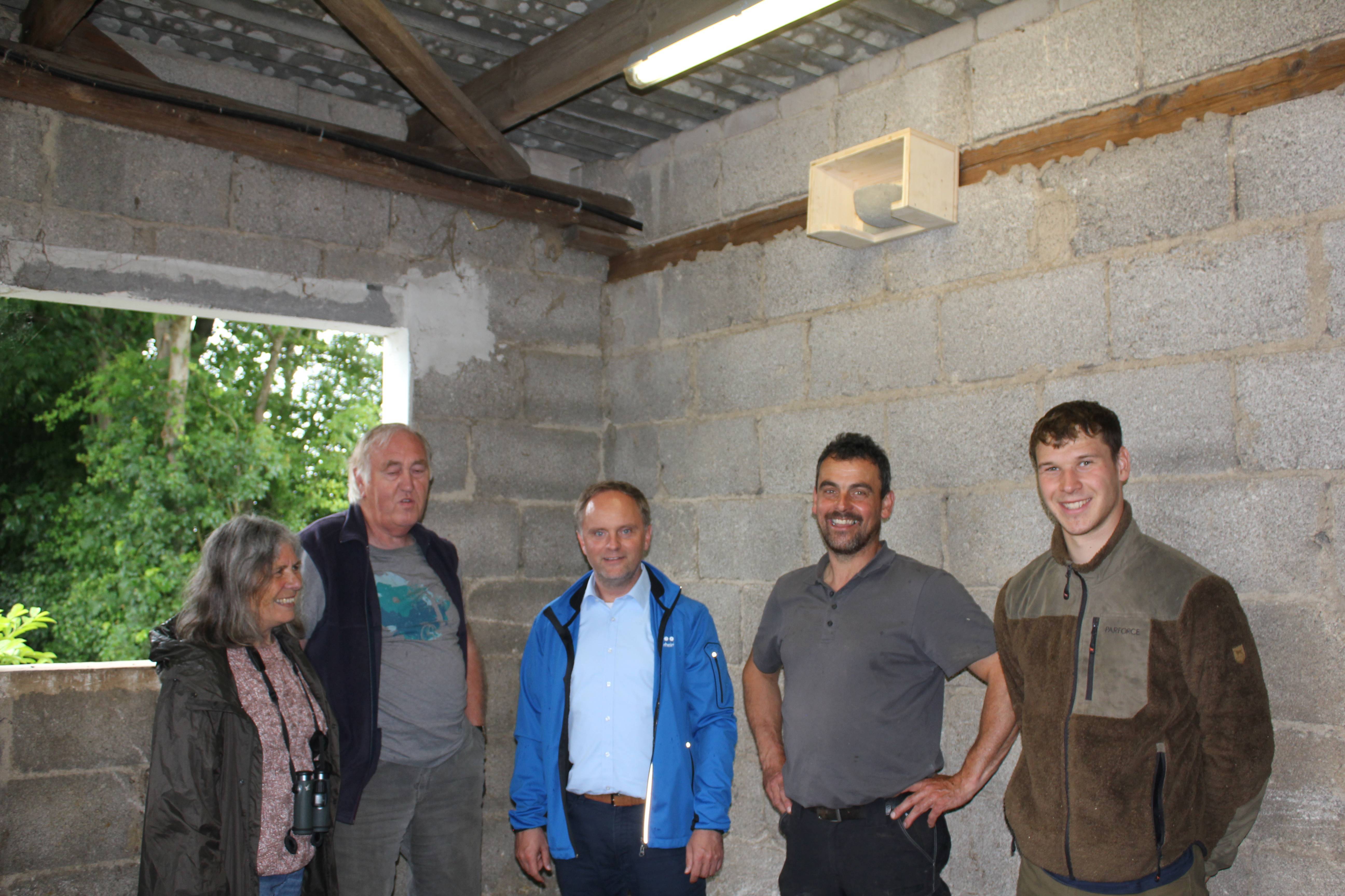 V.l.n.r. Die Naturschutzexperten Ursula und Manfred Braun, Bürgermeister Mike Weiland, Ralf Becker und Julian Becker vor einer im Stall angebrachten Nisthilfe für Rauchschwalben